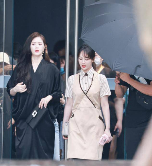 亲爱的|欢乐颂二美同框，蒋欣搂杨紫肩膀似大姐大