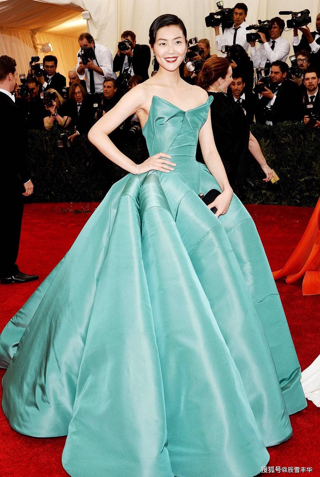 设计|刘雯打扮的真耀眼！穿黑色星空裙都不算啥，关键是单肩设计太时髦
