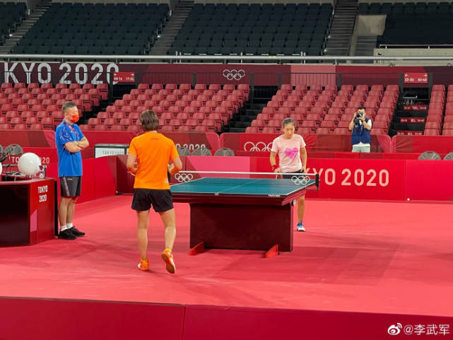 中國(guó)乒乓球隊(duì)|日本又搞“盤(pán)外招”！劉國(guó)梁腳步丈量場(chǎng)地，明顯變小騙不了小諸葛