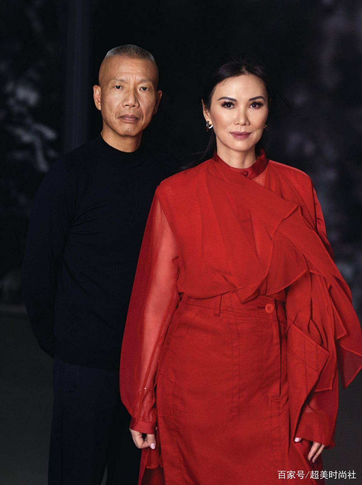 名媛|邓文迪和“最会玩火的男人”登杂志，穿红裙化浓妆，高颧骨太突兀