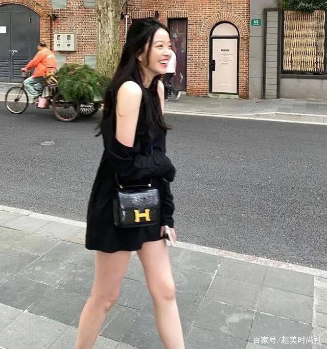 黑色|华谊千金帅气男友曝光！两人高级餐厅约会，她穿黑色小吊带秀身材