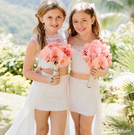 带着|比伯晒妹妹合照被指是贝小七？穿卫衣在超市跳舞，颜值超高星范足