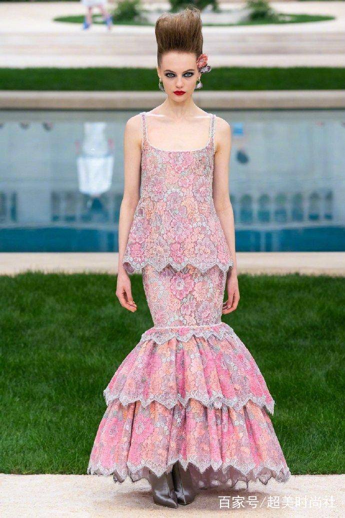 Chanel|高定周暮光女深V西装帅出新高度！嫁入豪门的网红晚晚也来看秀？