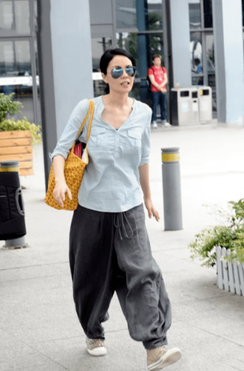 灯笼裤|王菲真不拿自己当明星!穿亚麻衫配灯笼裤,朴素穿搭难掩耀眼光芒