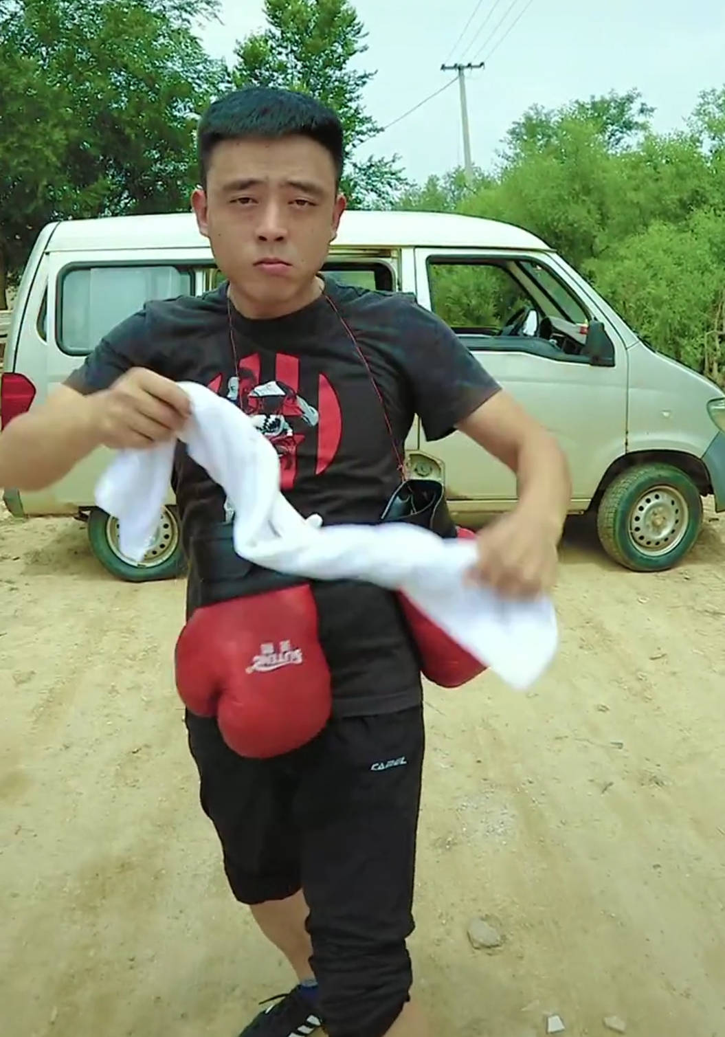 直播间最高在线人数150万,铁山靠却休息不开播,坦言压力太大!