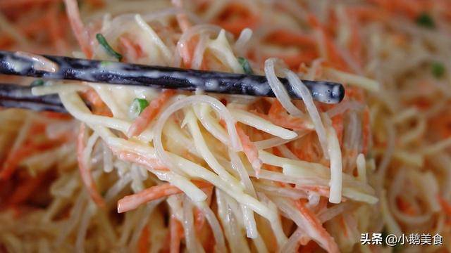 进行|红薯粉条最罕见的做法,很多人没见过,酥脆有嚼劲,比吃肉还香