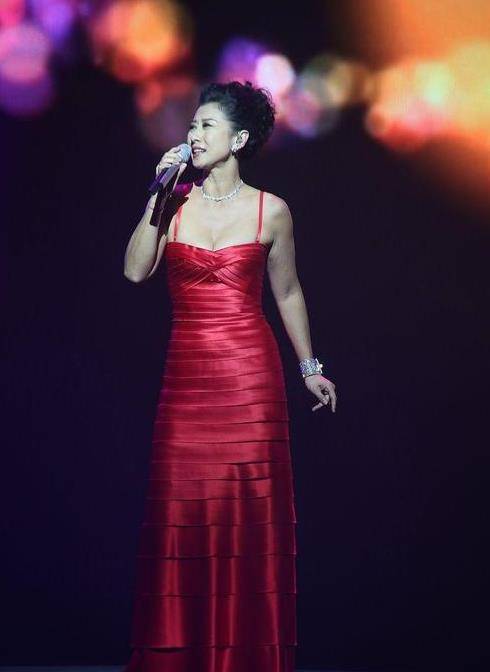 叶倩文|叶倩文颜值底子好，年纪大了曲线一点不垮，挺立身材穿挂脖裙真美