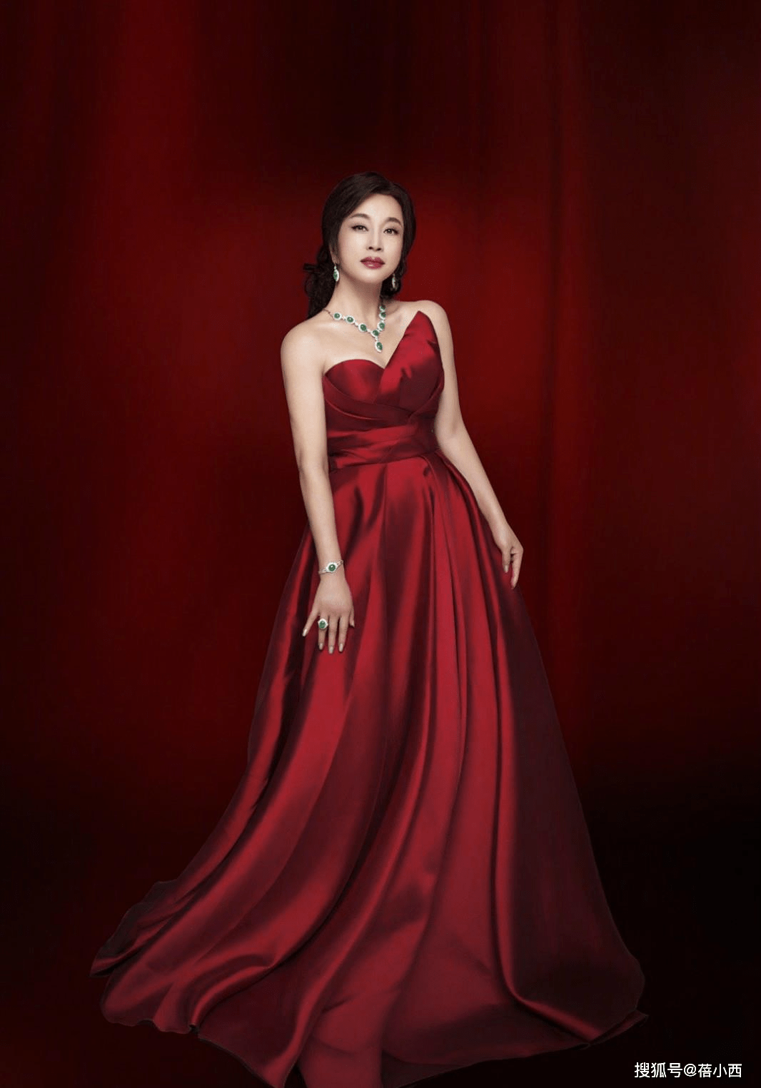 身材|刘晓庆再次美出新高度,“丰满身材”穿银裙子好美,看着只有38岁