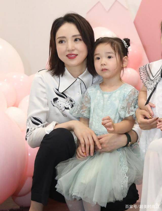 李小璐|董璇职业装干练十足,李小璐穿亮片显廉价,闺蜜俩差别这么大?