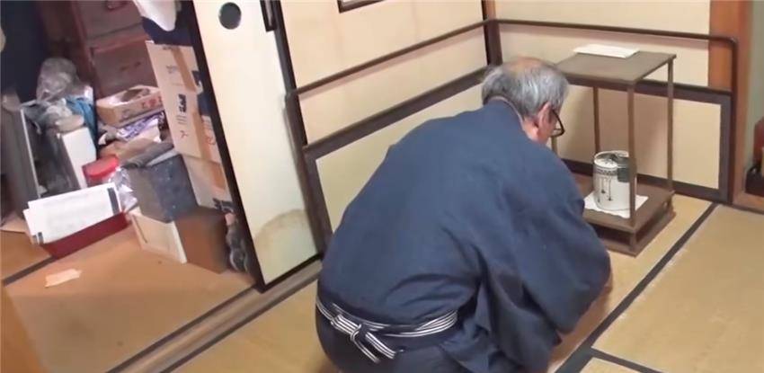 储藏室|日本68岁孤寡老人独居门脸房，储藏室改成小卖铺，只为逃避孤独