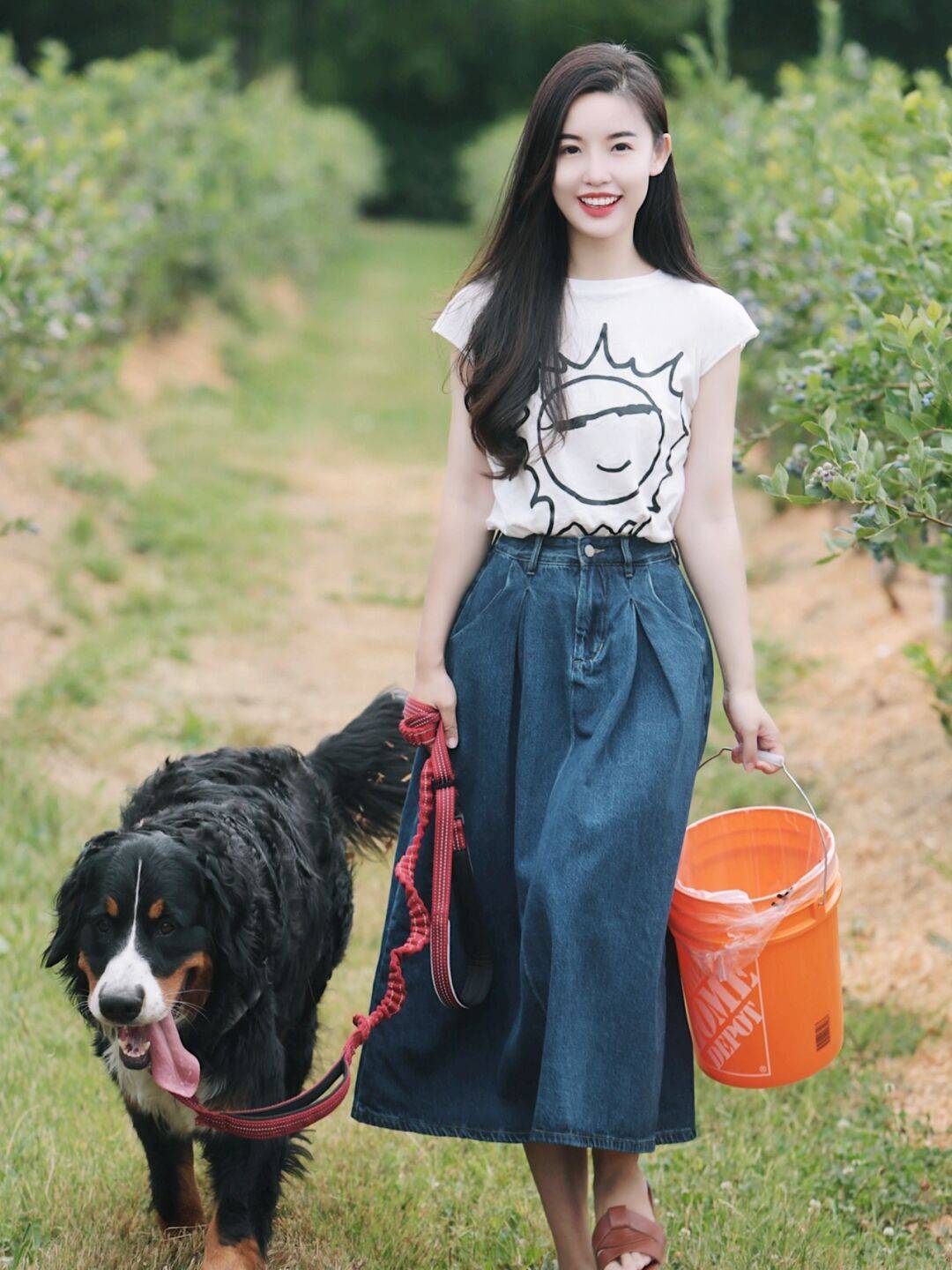 女神|夏季，如何穿出气质女神范，针织衫搭配半身裙简约高级，清爽干练