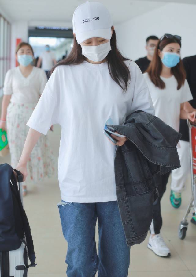 张小斐|烂大街的白T恤配黑裤子，张小斐穿出个性洋气，好气质功不可没