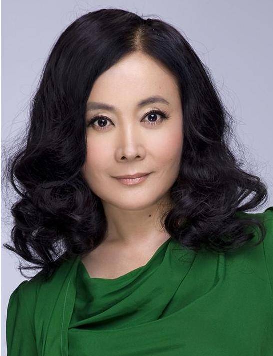 14岁童星出道,当红时隐退留学,演戏四十年无绯闻,丈夫是影帝_娜仁