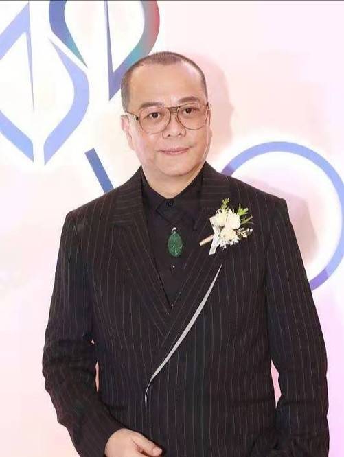 欧阳震华夫妇合体现身,豪门娇妻罕露面好干练,短发凌厉太有气场