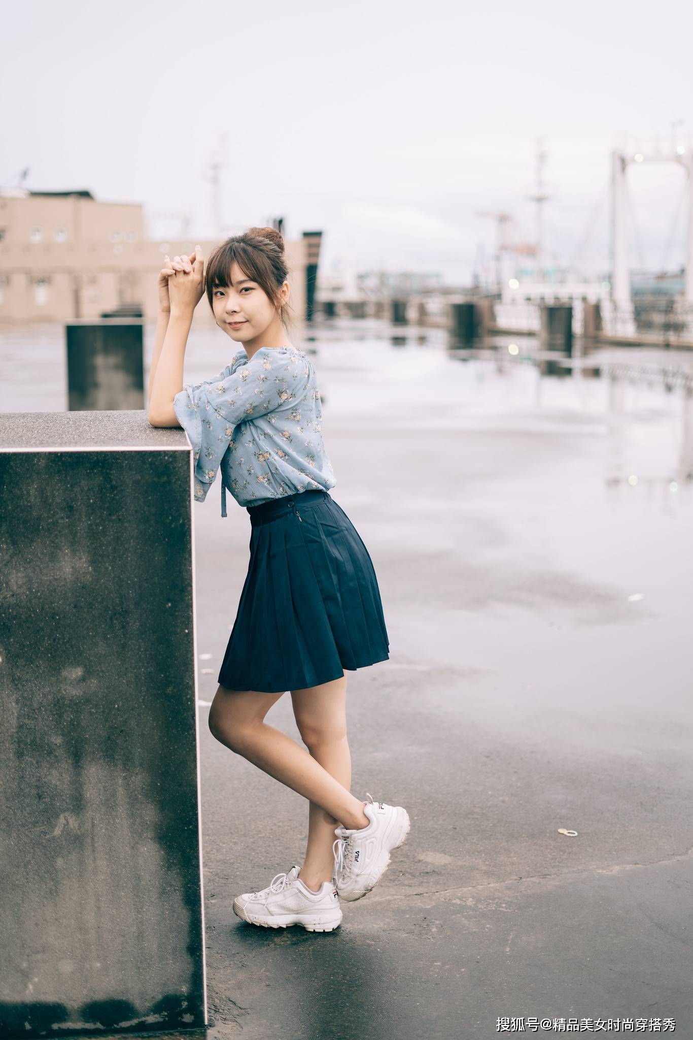 短裙|小碎花搭配百褶短裙，让你轻松拥有大长腿，整体的造型简约大气