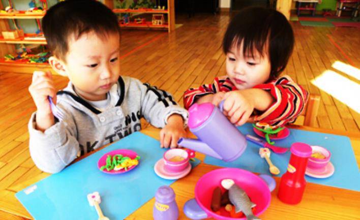 家长|儿子的保温杯在幼儿园被摔坏，对方却拒绝赔偿，老师行为令人赞叹