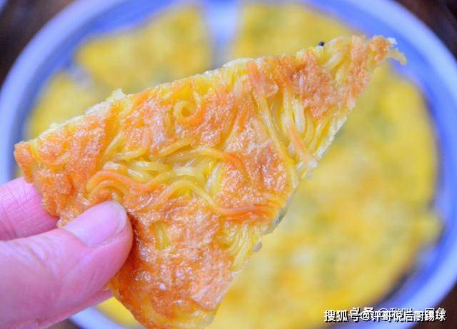 煎饼|早餐面条这样做，加两鸡蛋平底锅煎一煎五分钟就上桌，解馋还顶饱