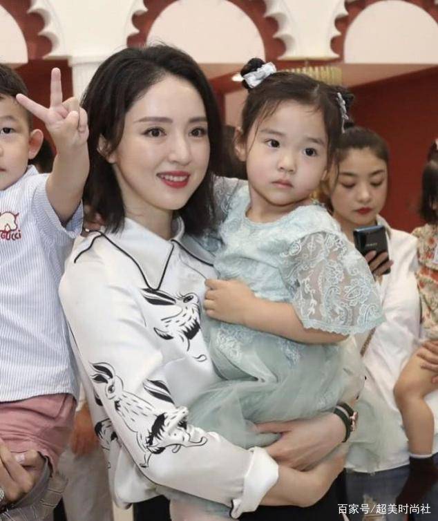 李小璐|董璇职业装干练十足,李小璐穿亮片显廉价,闺蜜俩差别这么大?