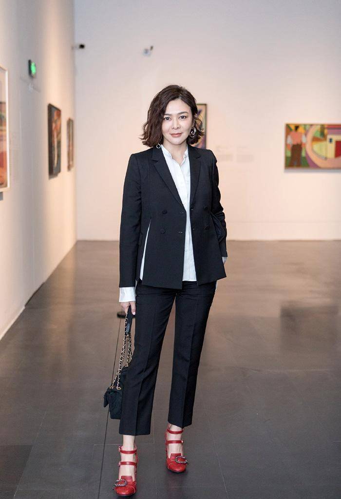 女神|关之琳真是不老女神!身穿一条墨绿色吊带长裙高级减龄,优雅大气
