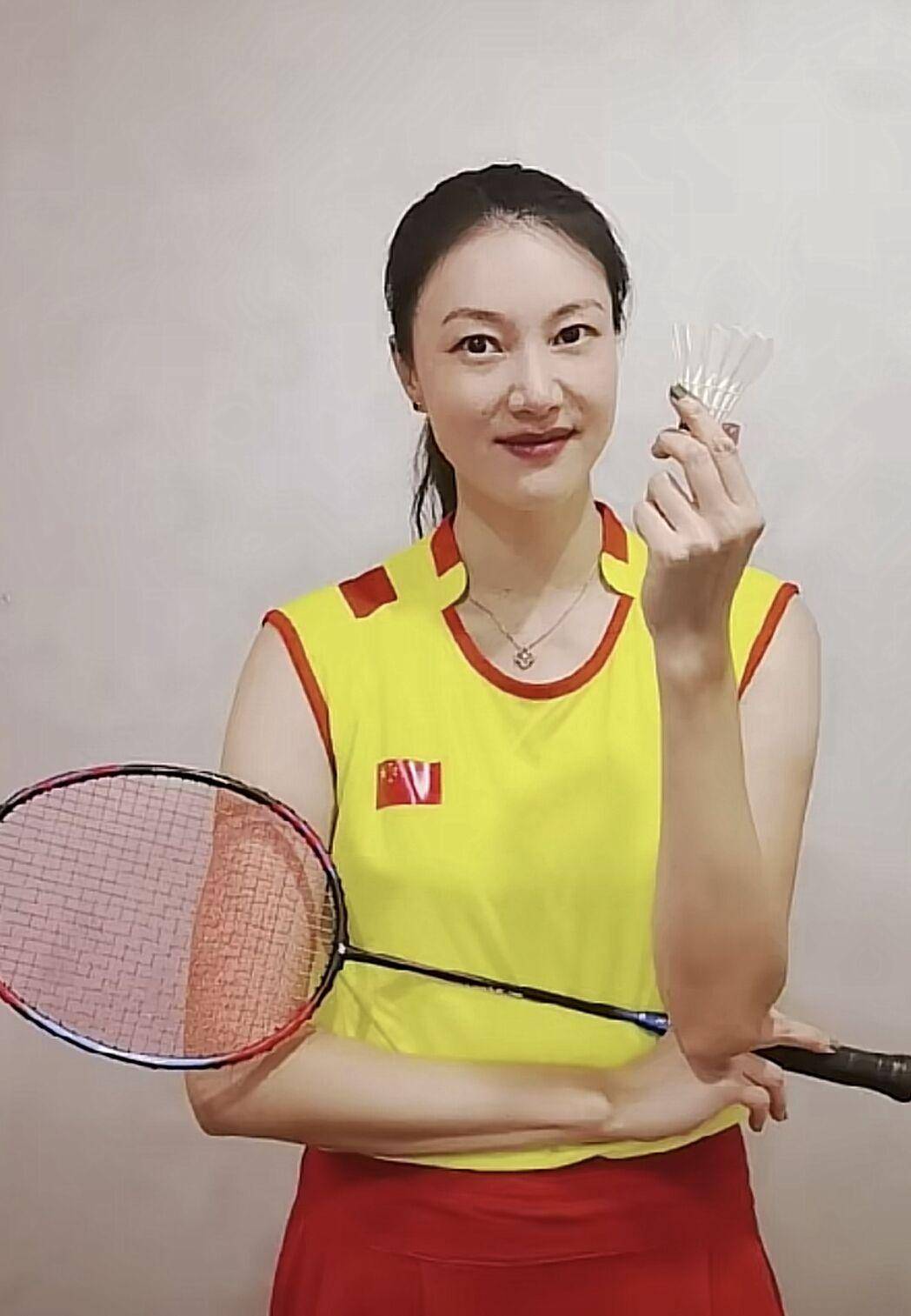 事业|谢杏芳分享旅游日常，穿花纹短裤秀大长腿，5岁儿子模样像林丹