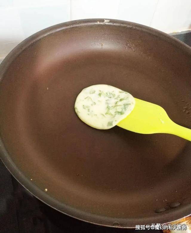 蔬菜|不用揉面和发面的蔬菜鸡蛋饼，早餐花10多分钟就做一大盘