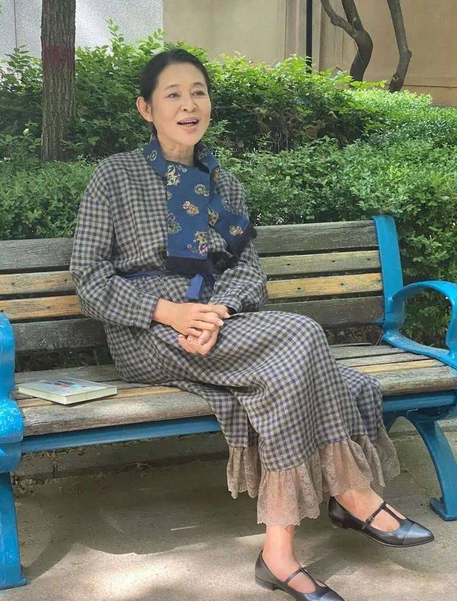 的设计|倪萍上节目穿蓬蓬裙，比蔡明还要假，但现实中个个都老得真实！