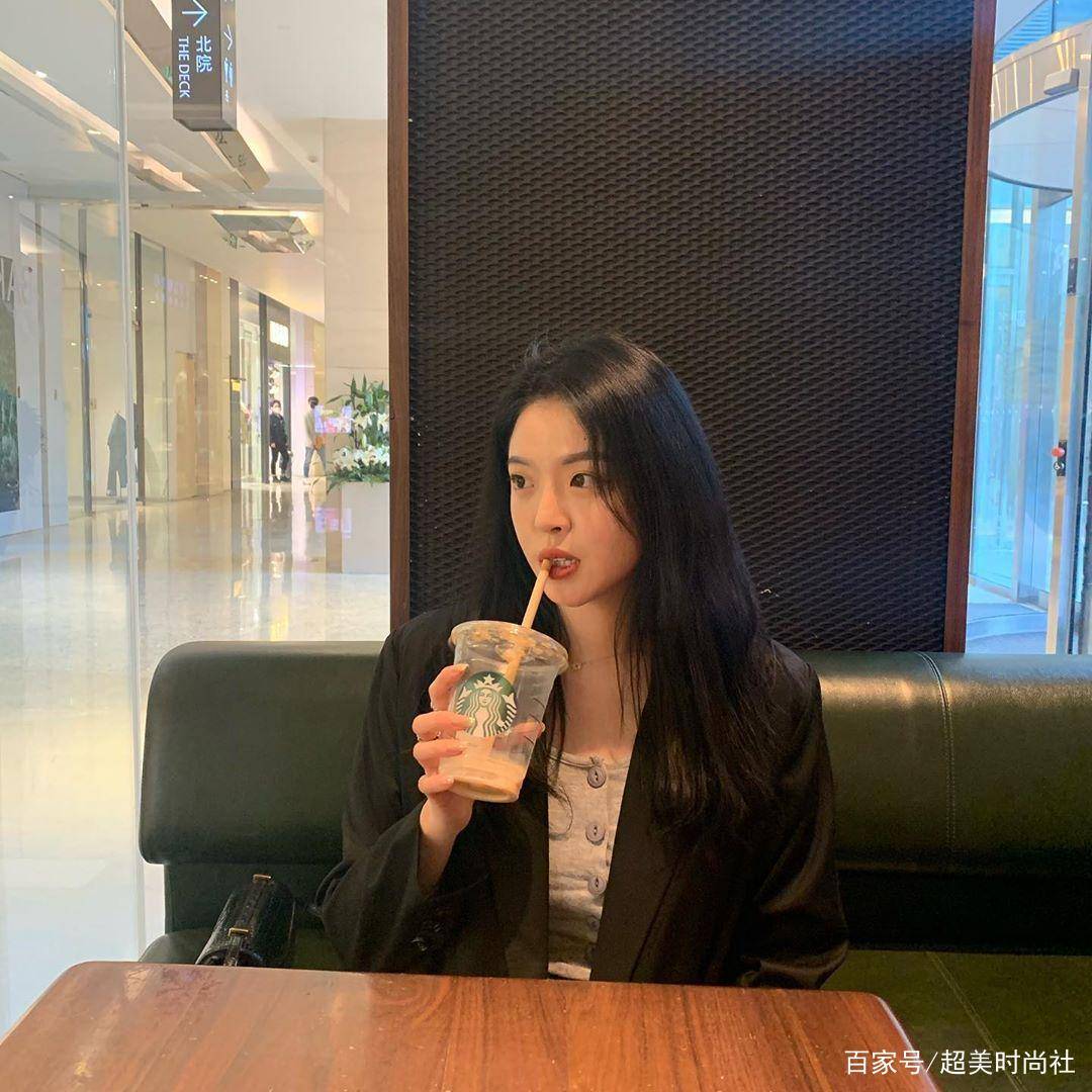 王文|华谊千金和闺蜜开派对，戴满身珍珠化身美人鱼，穿鱼尾裙秀纤细腰