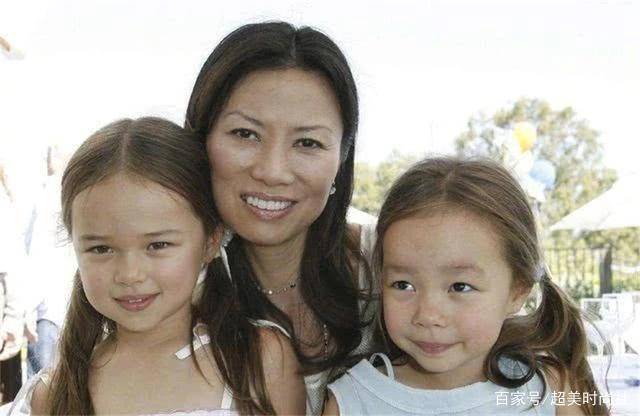 克洛伊|邓文迪大女儿发胖不自控，从小混迹名媛圈，和众明星合照站C位