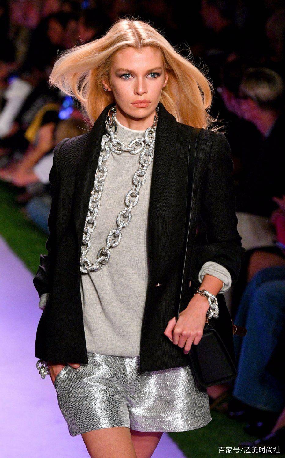 显得|蔡徐坤晒伤妆火上纽约秀场，高冷贝拉变软妹，全靠这个妆容助攻！