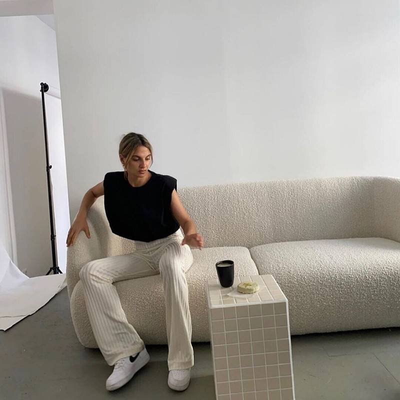 一身|比牛仔裤优雅、比小黑裤清爽,今夏“小白裤”火了