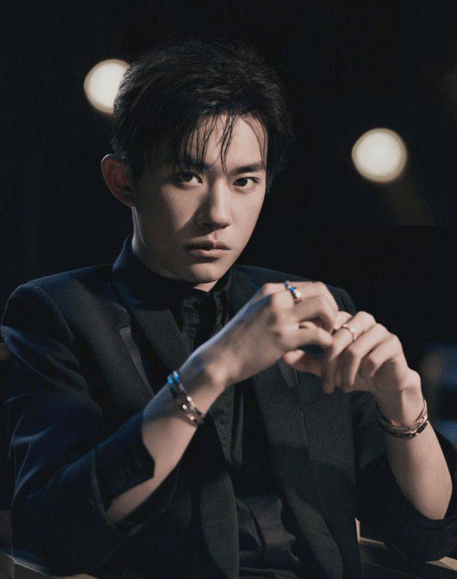 签顶流只为带货?肖战本年度的第十六个代言,奢侈品牌怎样想的?