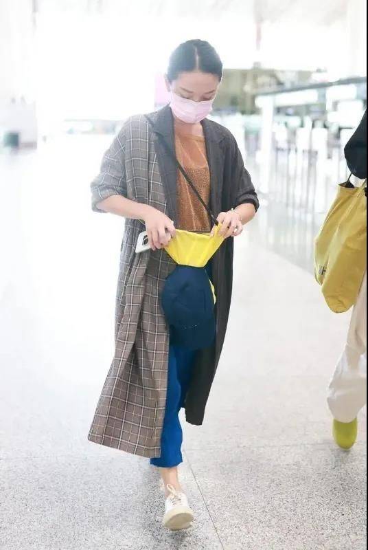 演技|在片场拍到周迅,身穿衬衫阔腿裤远看很减龄,近看有点邋遢了!