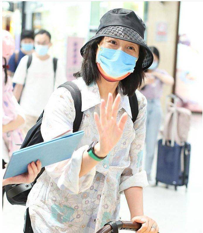 朱丹|朱丹罕见晒二胎儿子，单手抱7个月儿子臂力足，身材圆润依旧自信