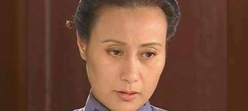 《情深深雨蒙蒙》中依萍的母亲傅文佩擅隐忍,比王雪琴更有心机