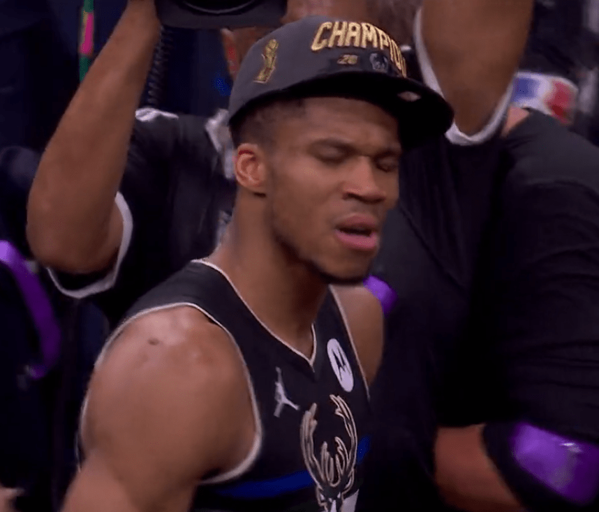 恭喜雄鹿36岁老将!1投0中0分,和字母哥疯狂庆祝,比哈登先夺冠_塔克