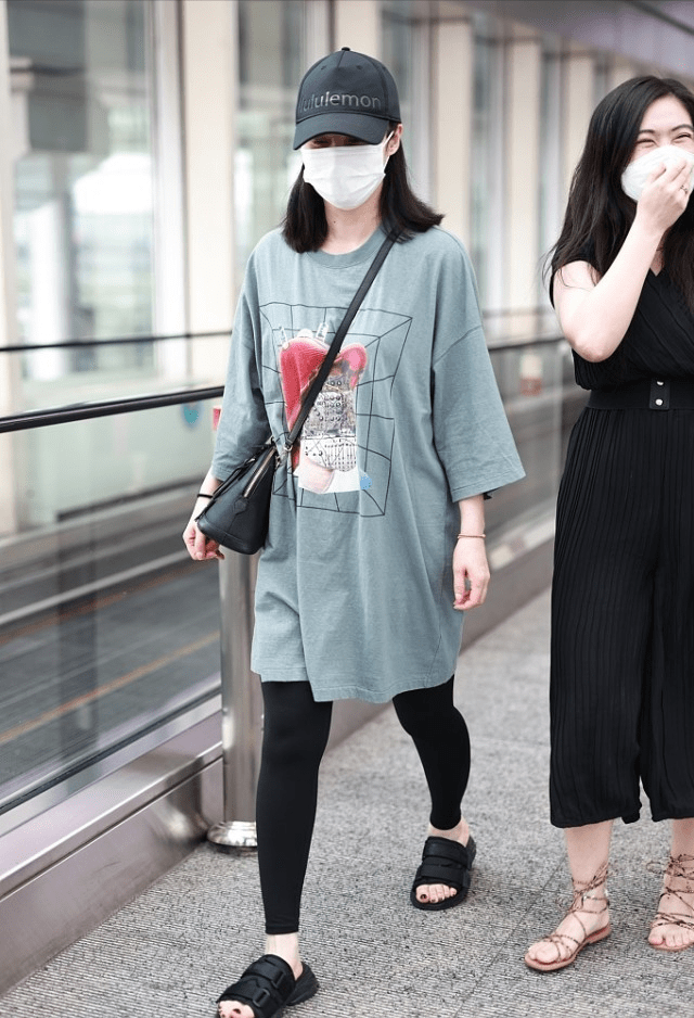 蒋勤勤|蒋勤勤穿“宅女T恤”挺时髦，紧腿裤暴露腿型，生俩娃真不一样了