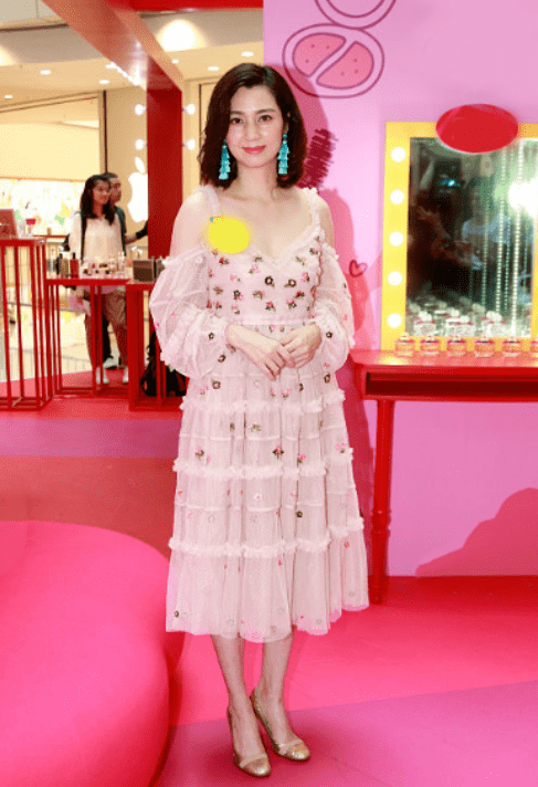 小姑娘|洪欣半百的年纪不服老，穿薄纱仙女裙像小姑娘，一点儿不输00后