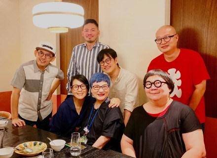 刘若英|刘若英高调为河南加油打call，穿T恤唱歌助威，素颜婴儿肌没毛孔