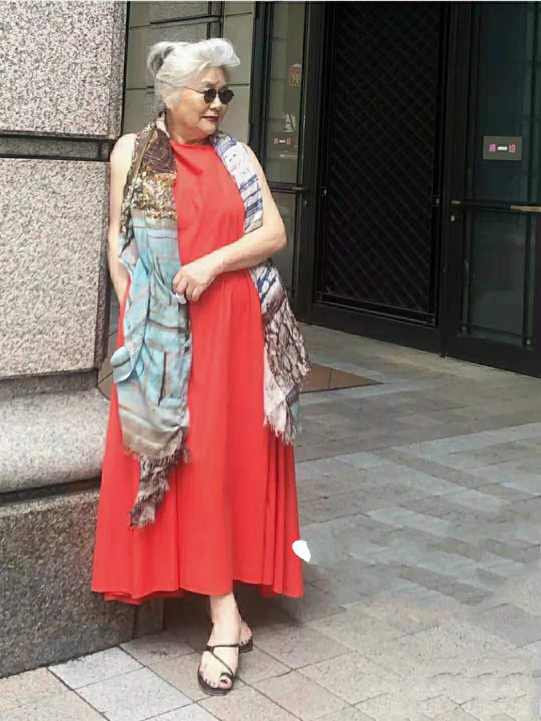 82岁胖奶奶不惧年龄,穿连衣裙搭围巾清凉高贵,满头白发也洋气
