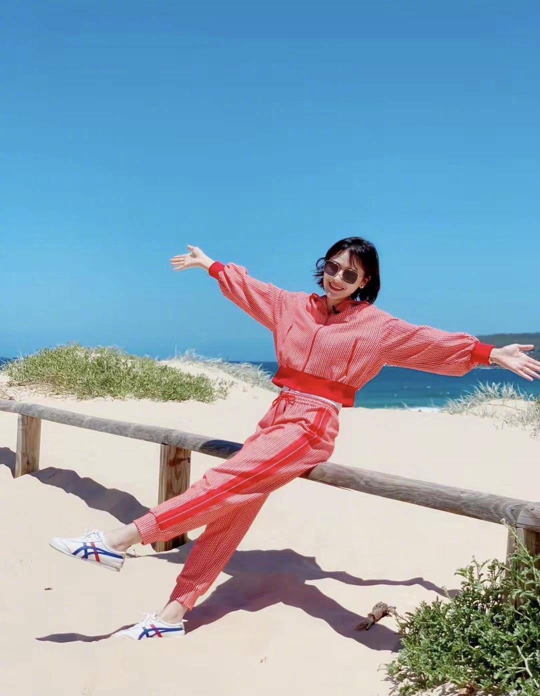 原创叶一茜少女感满分,波波头短发搭配红色运动套装,显得青春洋溢