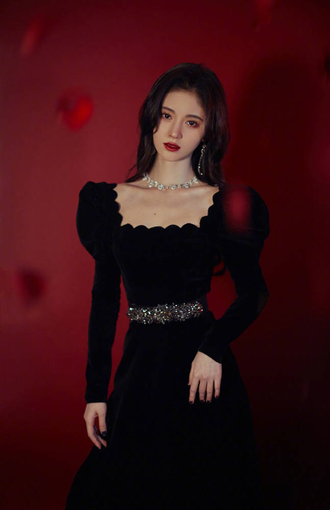 脖颈|鞠婧祎太刻意了,穿方领裙走红毯腰线提得老高,为显高真挺拼的