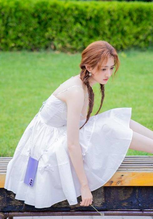 短裙|徐璐机场私服,白色连衣短裙戴棒球帽青春元气,好喜欢