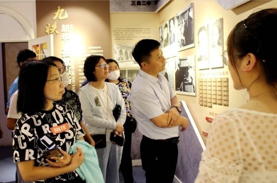 米脂中学校园和校史馆,并在杜岚女士纪念像前进行拜谒