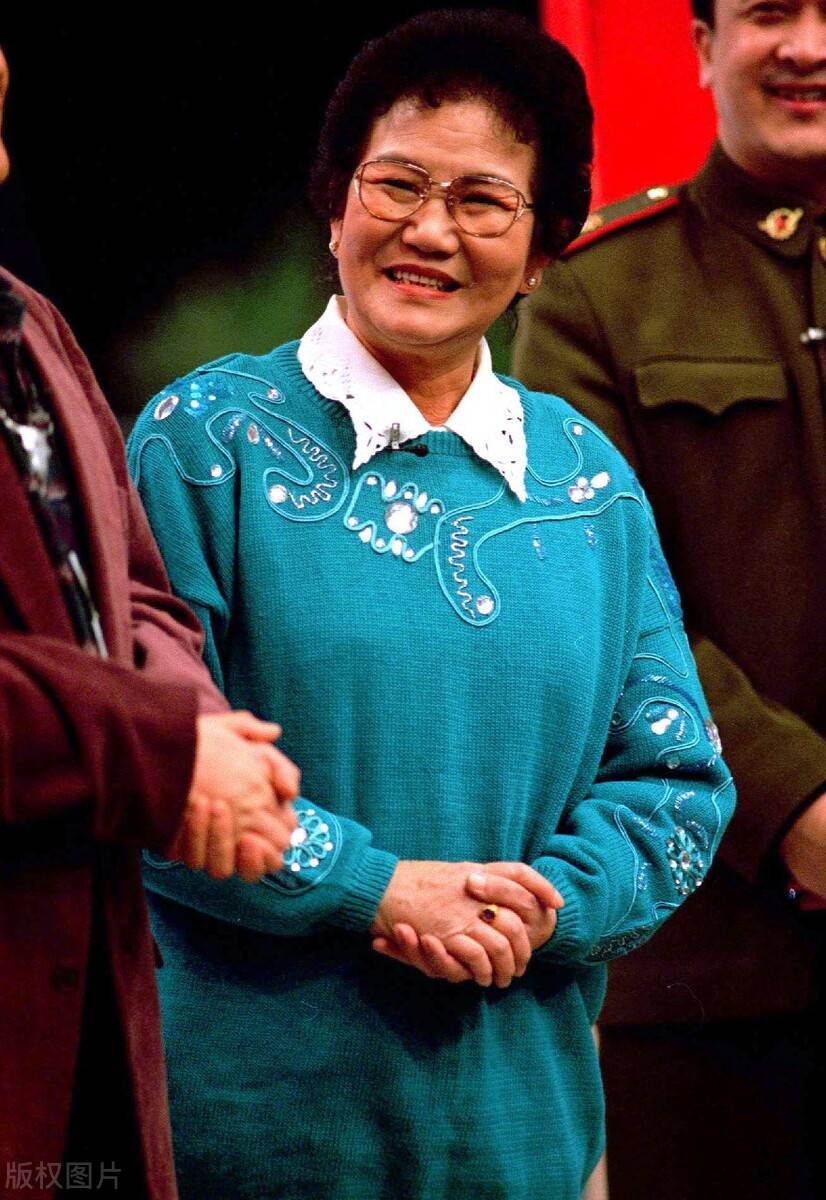 舞台|赵丽蓉离世21周年,老艺术家在舞台上表演探戈、武术,带给人民欢乐的她罹