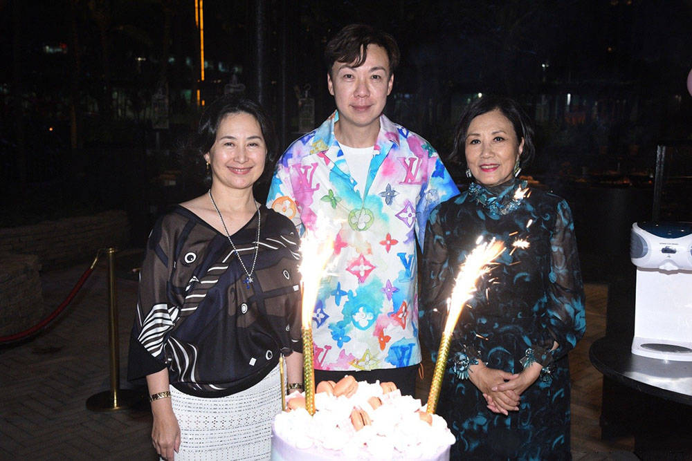 元素|姜还是老的辣？74岁汪明荃同框59岁何超琼，穿透视裙输年龄赢搭配