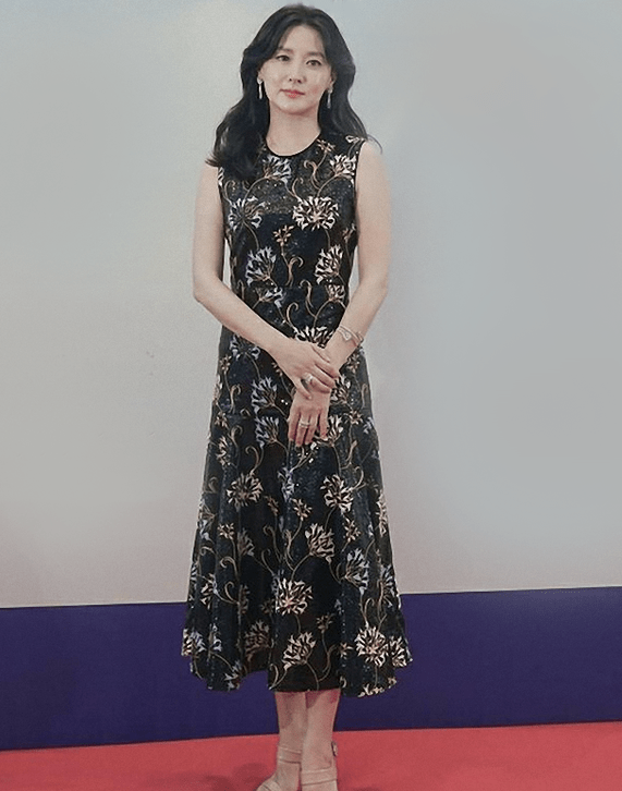 配饰|李英爱才是真不老女神！穿格纹配印花，一身花哨打扮也穿出高级感