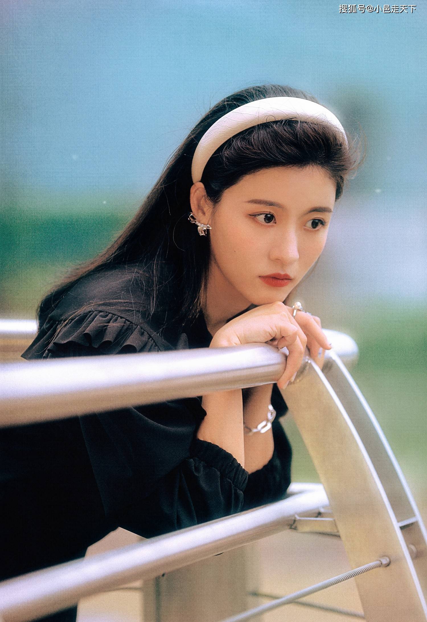 连衣裙|孙芮黑色连衣裙甜美写真