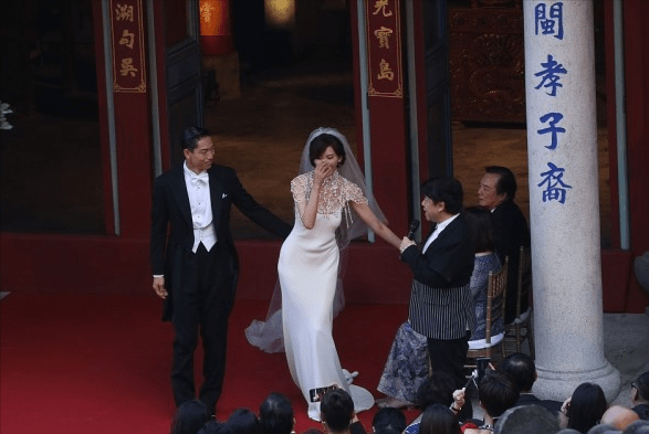 林志玲|林志玲依偎在老公怀里，一身雪白婚纱穿得真美，感情好得让人羡慕