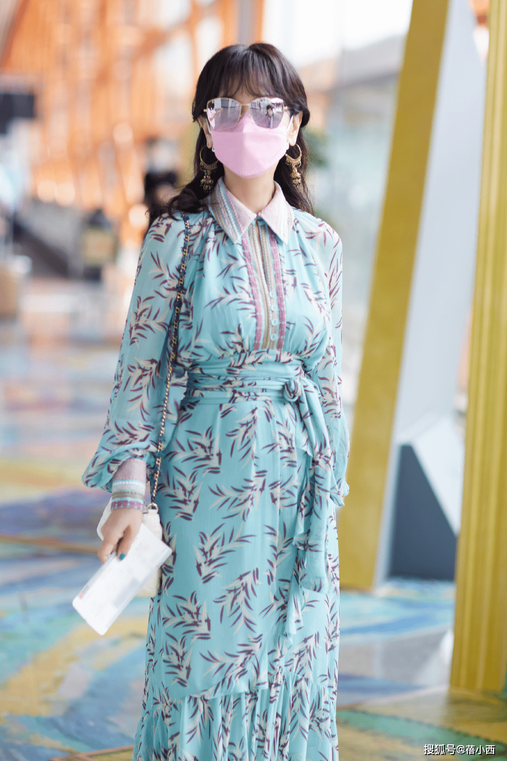 腰带|赵雅芝的穿搭才是奶奶辈该有的时髦,印花连衣裙绑腰带,气质高贵