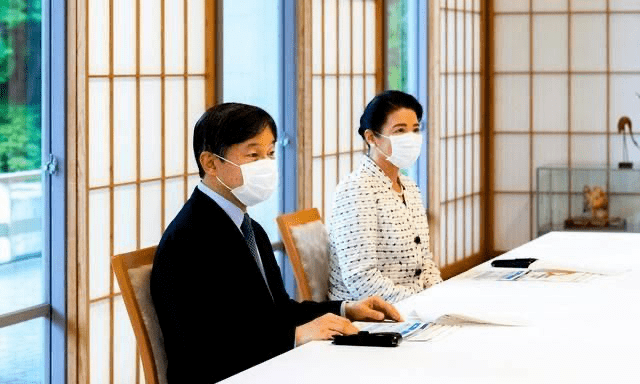 营业|纪子妃学雅子皇后仙气飘飘！一身白与文仁营业好养眼，再现狐狸笑